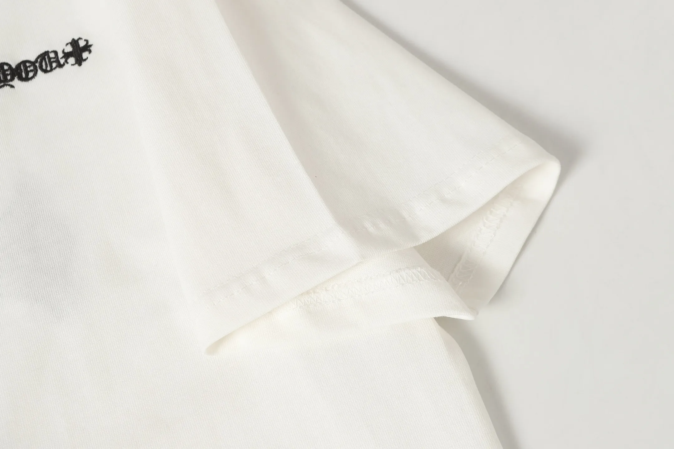 P170 Model 2210 280g heavy double yarn -Chrome Hearts/Chrome Heart Cross✝️Skin embroidered short-sleeved T-shirt -High weight, high density and high quality. The wool is soft, delicate and skin-friendly. It feels soft and silky. It has excellent warmth and skin-friendly properties. -Customized weaving and dyeing, no color difference. No matter the fabric or workmanship details, it beats the ordinary version on the market. -Colour: black white -Size: S M L XL
